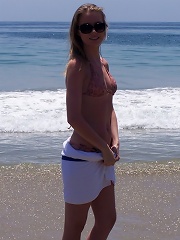nice normal looking girl holiday snaps