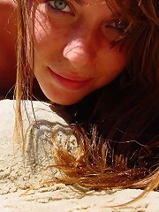 beach babe spreads and gets sandy then shares her pix